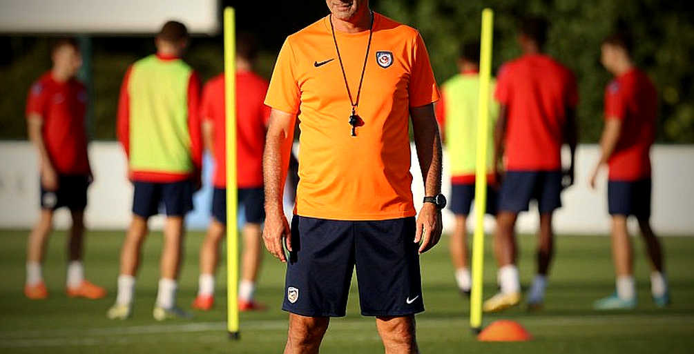Giải mã thị trường chuyển nhượng V.League: Khi sự im lặng đáng tin hơn một dòng trạng thái