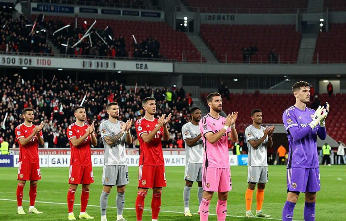 Đường kẻ ngang giữa hai trung vệ Atletico: đọc derby Madrid bằng khoảng trống, không bằng lời khen