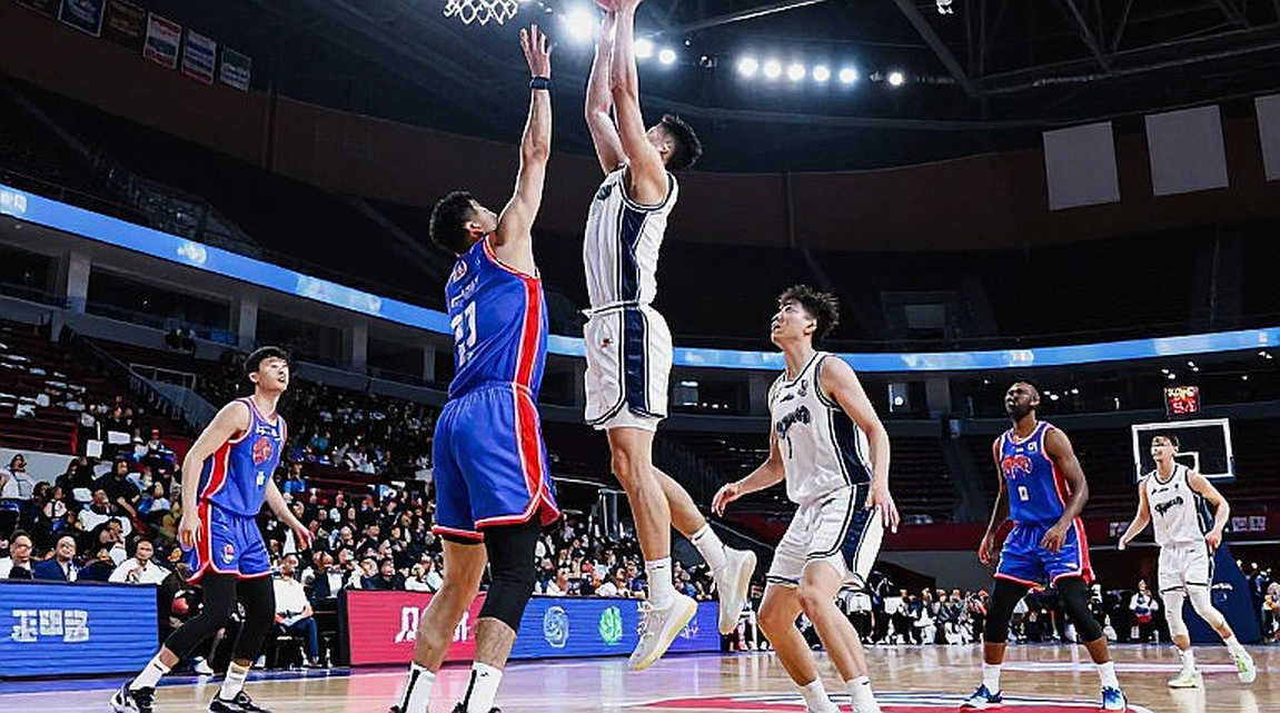 Kaunas giữ người giữa mùa hè: Bản gia hạn của Nigel Williams-Goss và khoảng cách 2 triệu euro